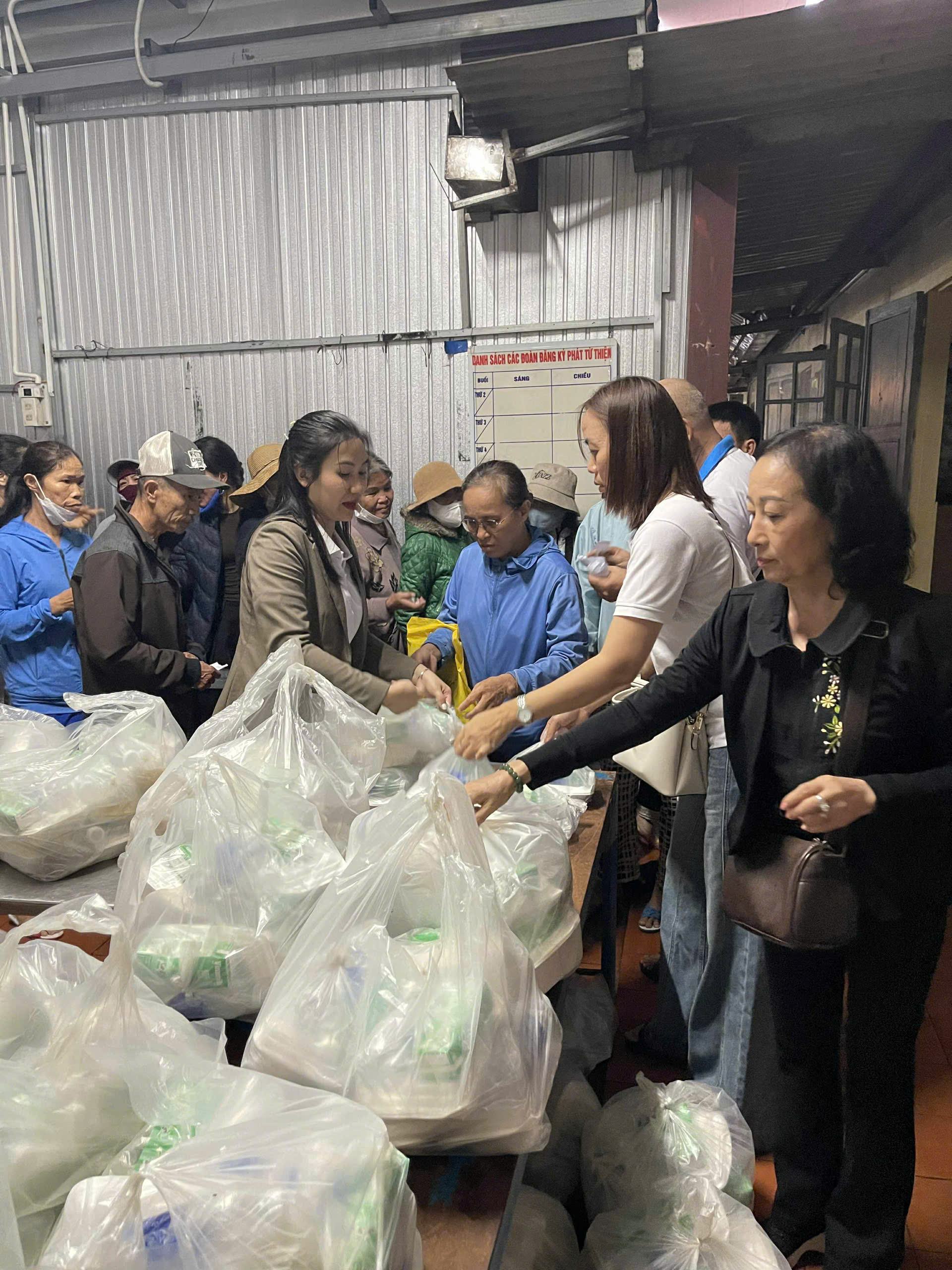 Hướng về miền Trung sau lũ: Hơn 520 bữa ăn ấm lòng từ tập thể Công ty Cổ phần Giấy CP