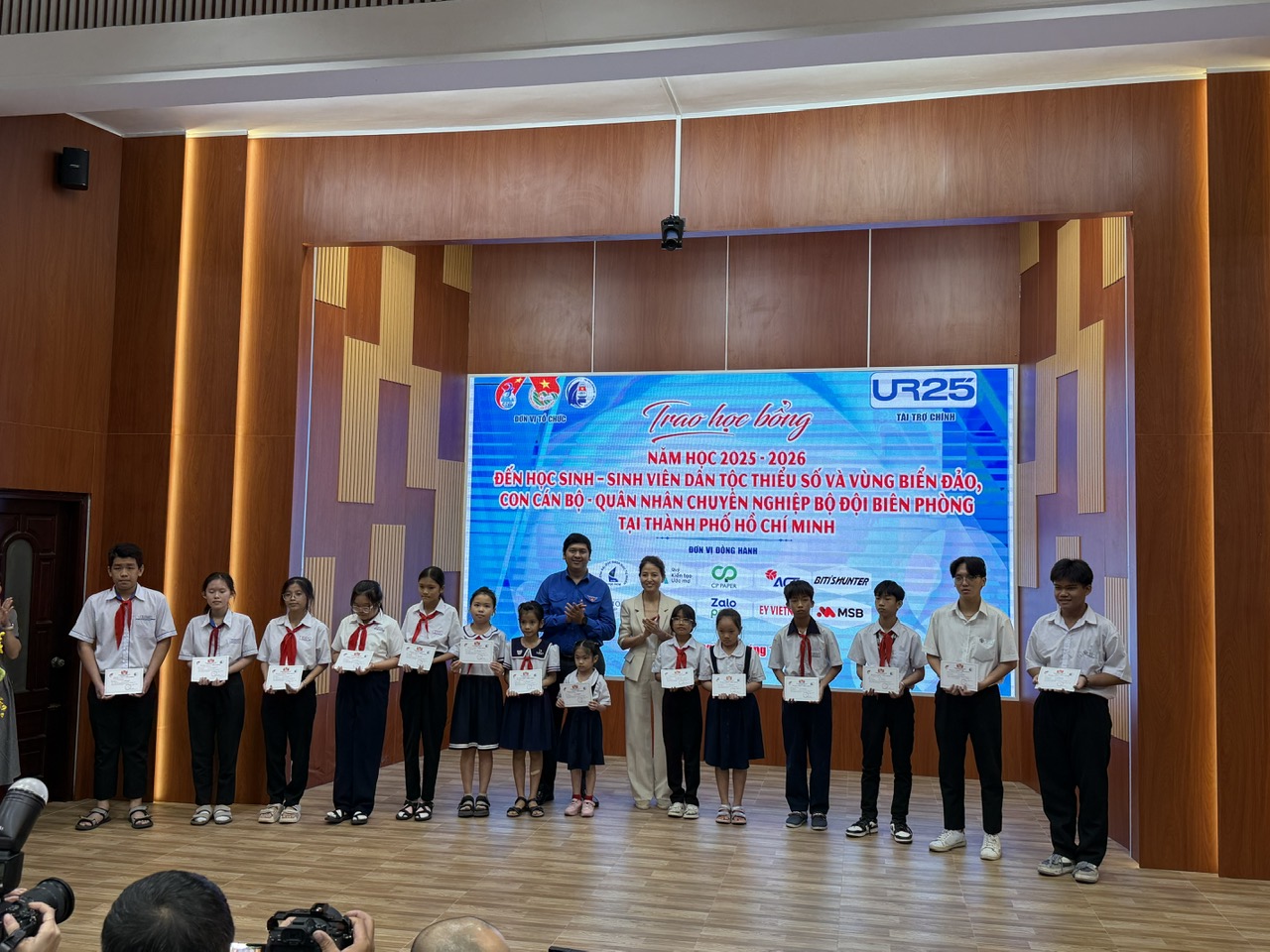 CP PAPER ĐỒNG HÀNH CÙNG QUỸ VỪ A DÍNH: TIẾP SỨC ĐẾN TRƯỜNG CHO HỌC SINH DÂN TỘC VÀ VÙNG BIỂN ĐẢO